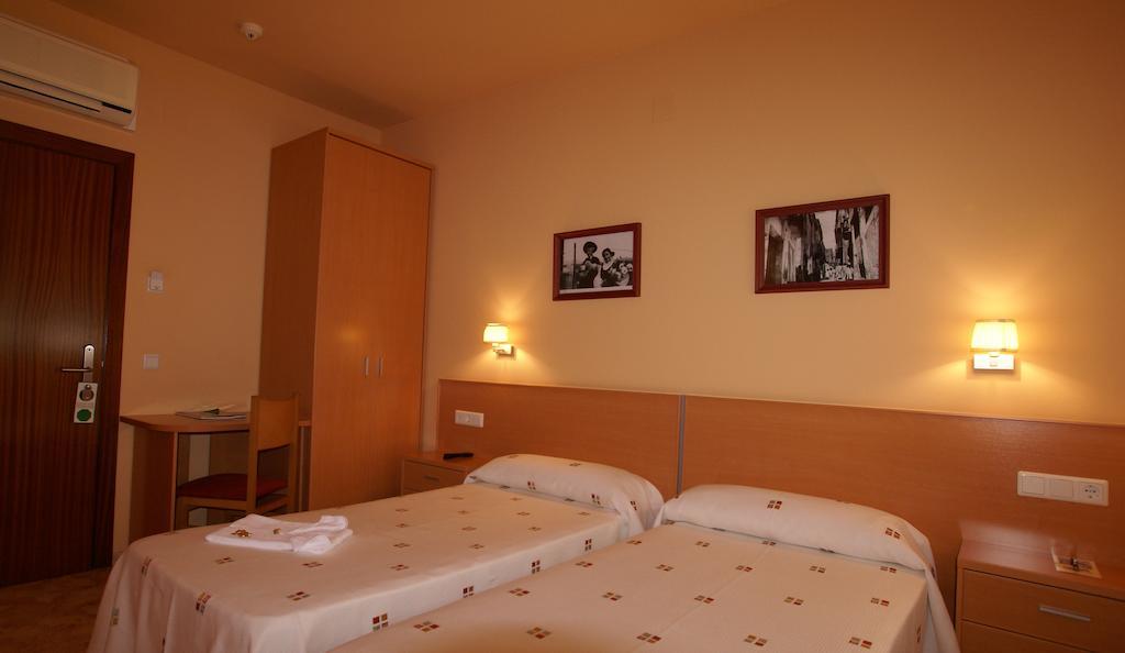 Hotel Mont-Roig מראה חיצוני תמונה